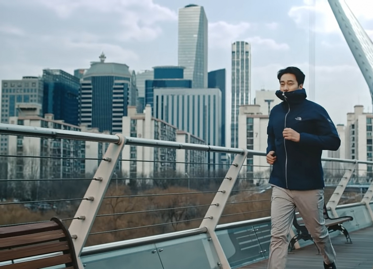 ▲'데이 컴팩트 쉴드재킷’을 착용한 노스페이스 홍보대사 소지섭(사진제공=노스페이스)