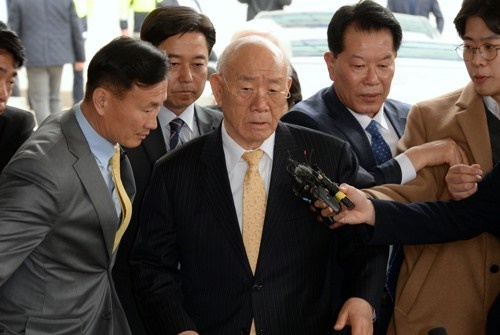 ▲전두환 전 대통령이 11일 광주 지방법원에 들어서고 있다. (사진=연합뉴스)