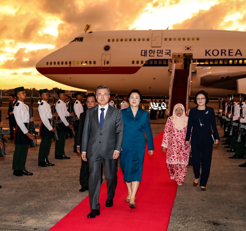 ▲문재인 대통령과 부인 김정숙 여사가 10일 오후 아세안 3개국 순방 첫 방문지인 브루나이 반다르스리브가완 브루나이 국제공항에 도착해 의장대를 사열하고 있다.(반다르스리브가완(브루나이)/연합뉴스)