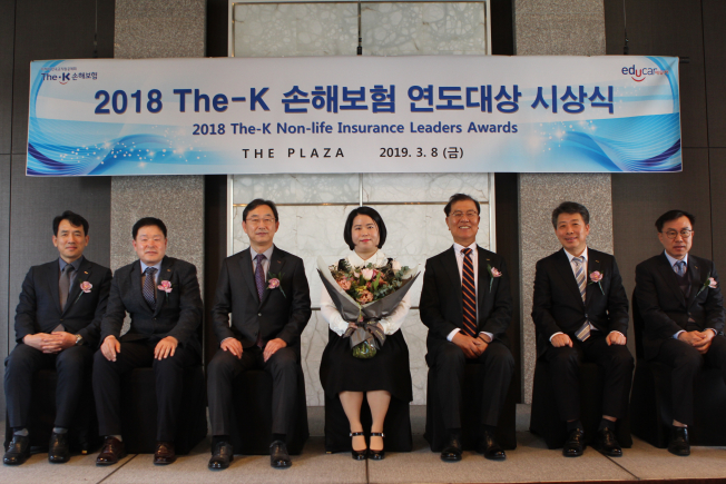 ▲더케이손해보험 임영혁 대표이사(왼쪽 세번째)와 더케이손해보험 임원들이 8일 대상을 차지한 김지은씨(가운데)와 함께 기념촬영을 하고 있다.(사진제공=더케이손해보험)