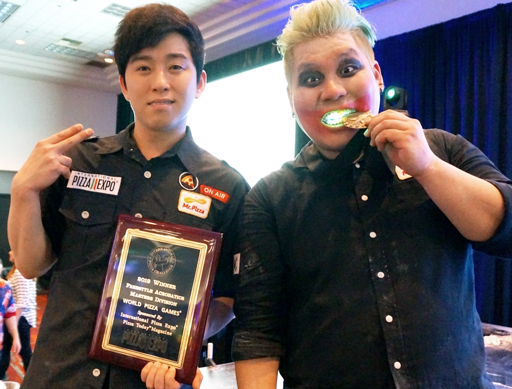 ▲(왼쪽) 마스터스 부문 우승자 이문기 / (오른쪽) 프리스타일 부문 우승자 진준태(사진제공=미스터피자)