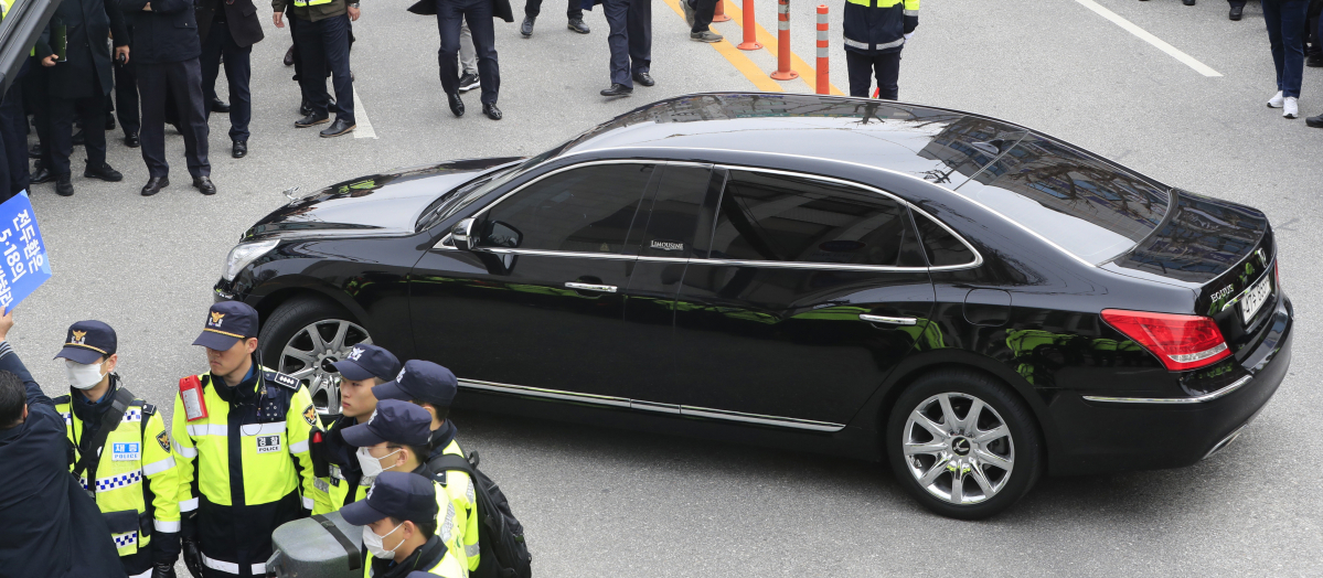 ▲11일 오전 전두환 씨를 태운 에쿠스 리무진 승용차가 연희동을 출발 '광주지법'으로 향하고 있다. (뉴시스)