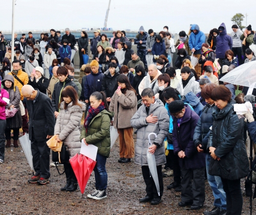 ▲일본 미야기현 나토리시의 해안에서 11일(현지시간) 8년 전 바로 이날 동일본 대지진이 일어났던 오후 2시 46분에 맞춰 사람들이 희생자들을 애도하는 묵념을 올리고 있다. 나토리/EPA연합뉴스
