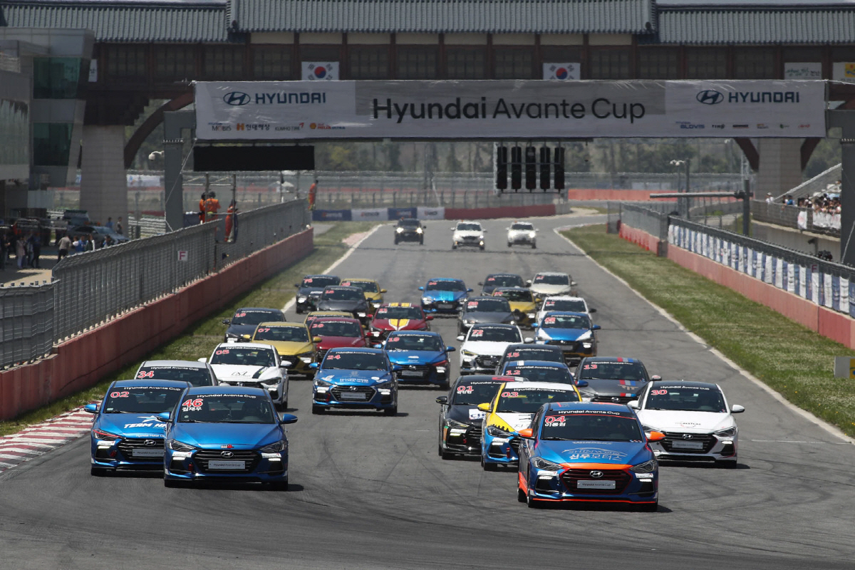 ▲현대차가 준중형 세단 아반떼의 저변 확대를 위해 일반 오너를 대상으로 기획한 아반떼컵 레이싱 모습.  뉴시스