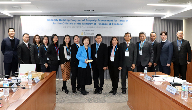 ▲11일 한국감정원 ‘태국 재무부 부동산평가국 공무원 대상 부동산 과세기준 가격산정 역량강화 연수’의 개회식에서 참석자들이 단체사진을 촬영하고 있다(사진=한국감정원)