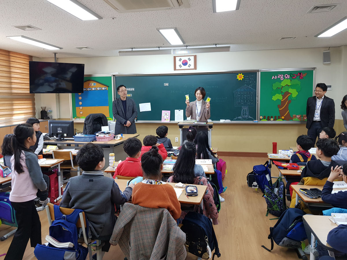 ▲한국동서발전은 12일 울산교육청에 옐로카드 5000장을 기부했다. 사진은 동서발전 직원이 어린이들에게 옐로카드 사용법을 설명하는 모습(사진 제공=한국동서발전)