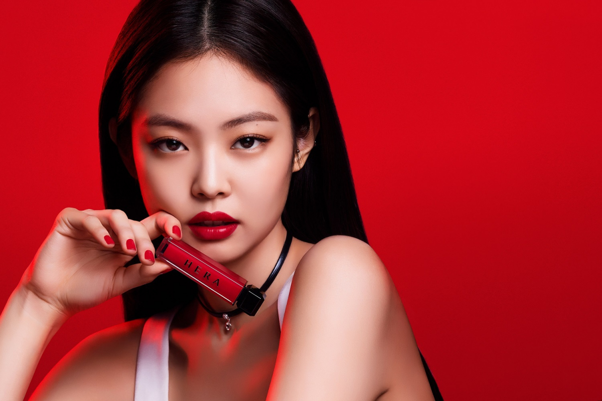 ▲헤라 모델인 제니가 레드바이브 립스틱을 들어보이고 있다.(아모레퍼시픽)