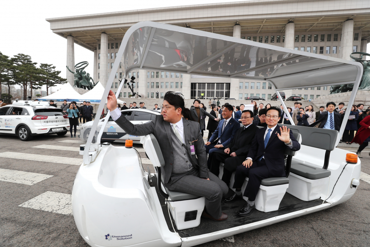 ▲더불어민주당 이해찬 대표(차량내 오른쪽 두번째)와 홍영표 원내대표 등 의원들이 12일 오후 국회에서 열린 자율주행차 시승행사에서 자율주행 차량에 탑승해 이동하고 있다. (연합뉴스)