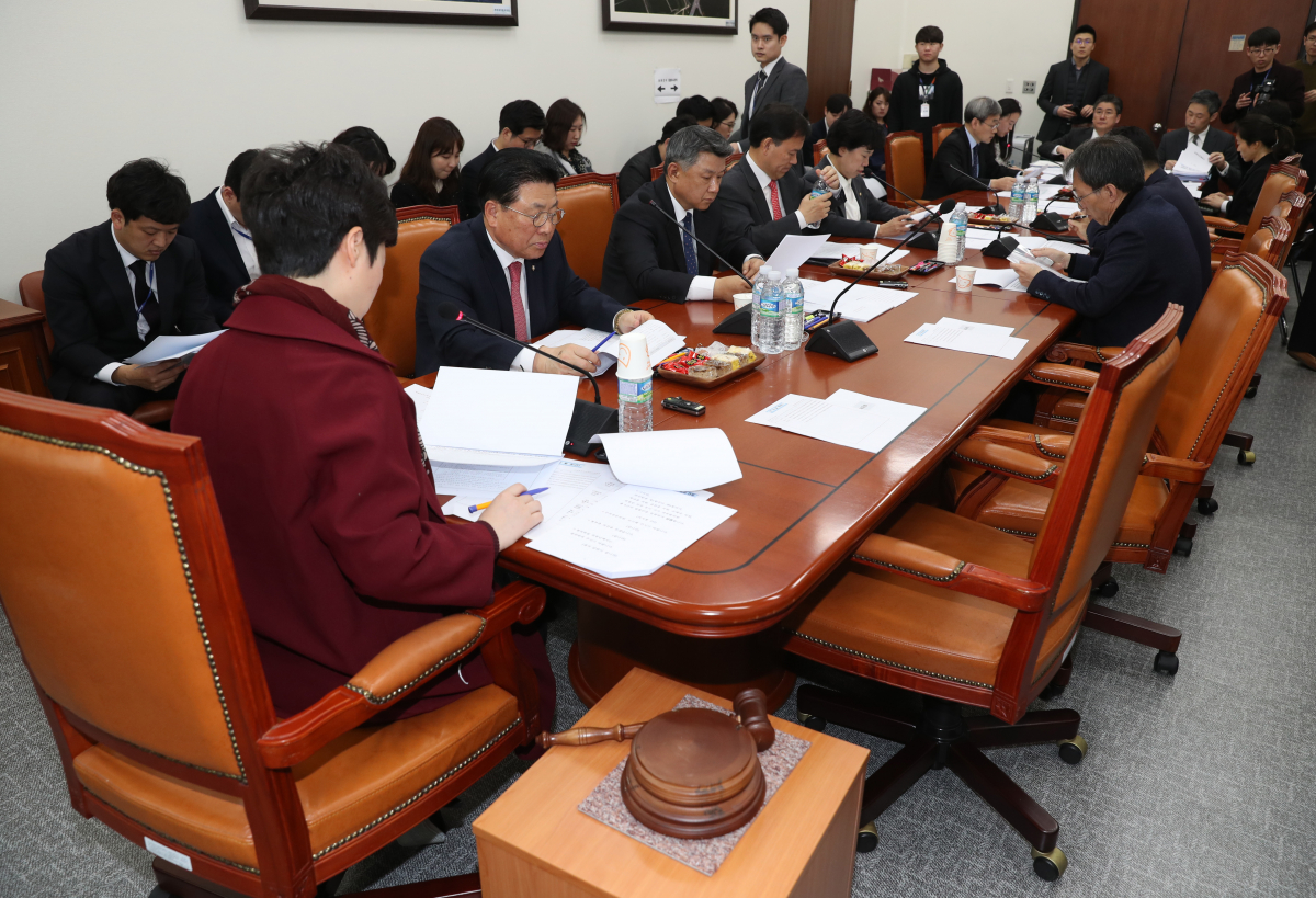 ▲12일 오전 국회에서 열린 산업통상자원중소벤처기업위원회 산업통상자원특허소위원회 회의에서 참석자들이 자료를 보고 있다. (연합뉴스)