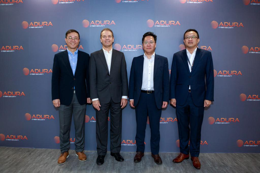 ▲SK인포섹은 12일(현지 기준) 싱가포르 현지 파트너 회사와 함께 보안관제센터 개소식을 가졌다. 사진 왼쪽부터 강용석 SK인포섹 글로벌사업그룹장, 에릭 반 더 호이븐 JTH그룹 대표이사, 이용환 SK인포섹 대표이사, 마크 탄 이노빅스 싱가포르 총괄.(사진 = SK인포섹 제공)