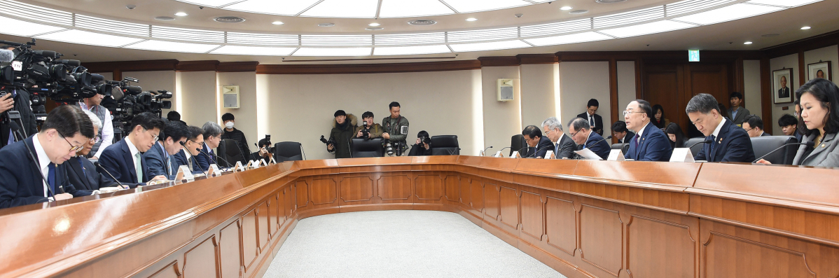 ▲홍남기 부총리 겸 기획재정부 장관(오른쪽 세번째)이 13일 수출입은행에서 제10차 경제활력 대책회의 겸 제9차 경제관계장관회의를 주재하고 있다.(기획재정부)