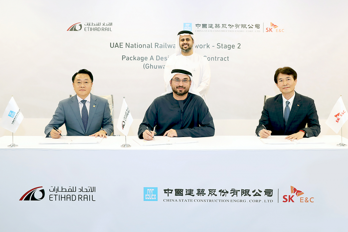 ▲SK건설은 UAE의 에티하드 레일이 발주한 2단계 철도망 건설사업 중 구웨이파트~루와이스 구간에 대한 공사계약을 체결했다고 13일 밝혔다. 체결 후 참석자들이 기념촬영을 하고 있다.(앞줄 오른쪽부터 남현태 SK건설 상무, 샤디 말락 에티하드 레일 대표이사, 유 타오 중국건축공정총공사 중동 대표이사, 뒷줄 가운데 테야브 빈 모하메드 빈 자이드 알 나흐얀 에티하드 레일 이사회 의장)(사진=SK건설)