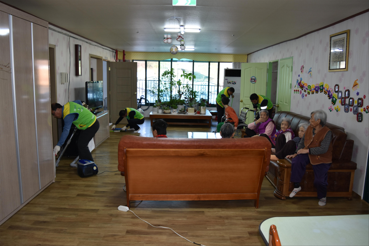 ▲아세아시멘트 노인요양원 봉사활동.(사진제공=아세아시멘트)