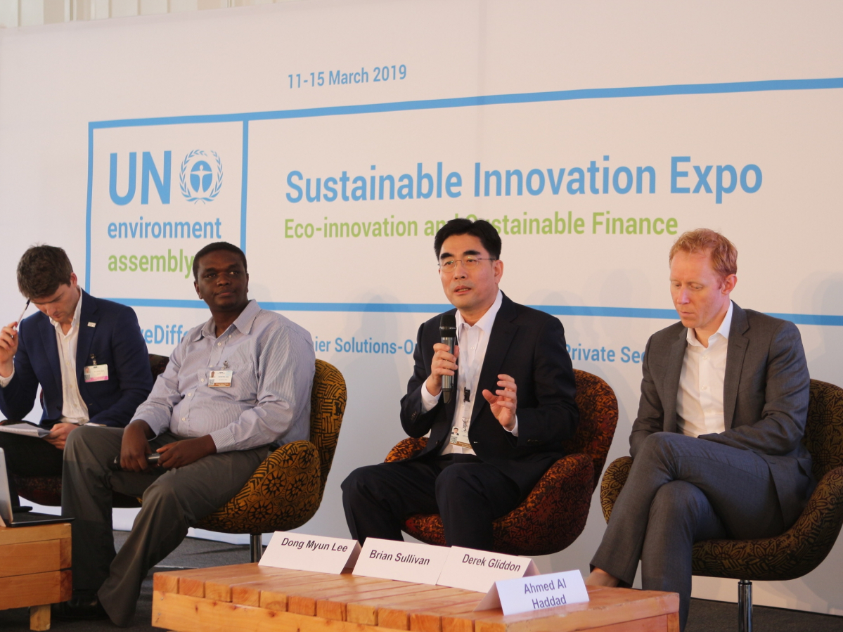 ▲KT 미래플랫폼사업부문 이동면 사장이 UN환경총회에서 에어맵 코리아 프로젝트를 소개하고 패널 토의에 참여하고 있다. (왼쪽부터) EVOCCO 창업자 휴 웰던(Hugh Weldon), 환경시스템연구소 이사 제임스 무리시(James Murithi), KT 미래플랫폼사업부문장 이동면, 구글어스 부 이사 브라이언 설리번(Brian Sullivan)  (사진제공= KT)