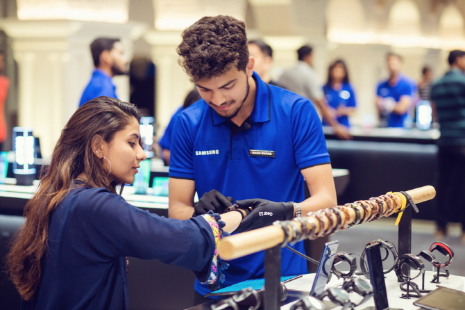 ▲삼성전자는 지난해 9월 인도 벵갈루루에 모바일 체험 스토어 ‘삼성 오페라 하우스’를 개관했다. 갤럭시워치의 다양한 스트랩을 착용해보는 방문객. 사진제공 삼성전자