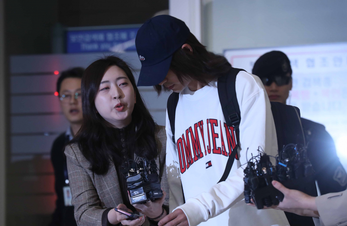 ▲성관계 동영상 불법촬영과 유포 혐의를 받는 가수 정준영이 12일 오후 인천국제공항을 통해 귀국하고 있다. (연합뉴스)