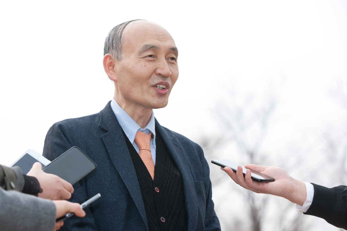 ▲조동호 과학기술정보통신부 장관 후보자가 11일 인사청문회 준비사무소가 마련된 국립과천과학관에 처음 출근, 취재진과 인터뷰하고 있다. 조 후보자는 이날 지하철로 출근했다.(연합뉴스)