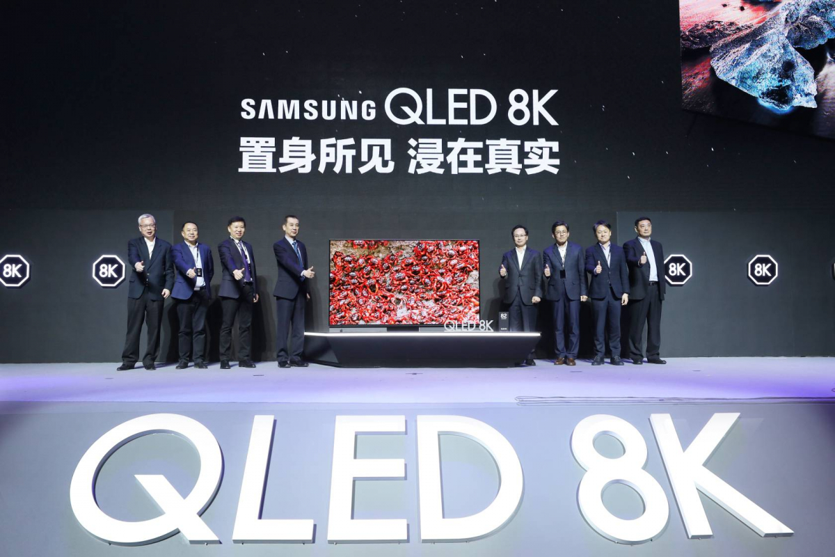 ▲삼성전자 임직원과 업계 관계자들이 2019년형 'QLED 8K 신제품 발표회' 행사 개막을 알리고 있다. (왼쪽부터) 중국 전자상회 루런보 부비서관, 중국 가전제품 서비스협회 리엔스칭 이사장, 중국 전자영상협회 하오야빈 부회장, 중국 가전협회 쉬동셩 이사장, 삼성전자 중국총괄 이정주 상무, 삼성전자 톈진법인 김우중 상무, 삼성전자 영상디스플레이사업부 설훈 상무, 삼성전자 중국총괄 위엔용쥔 부장(사진제공 삼성전자)