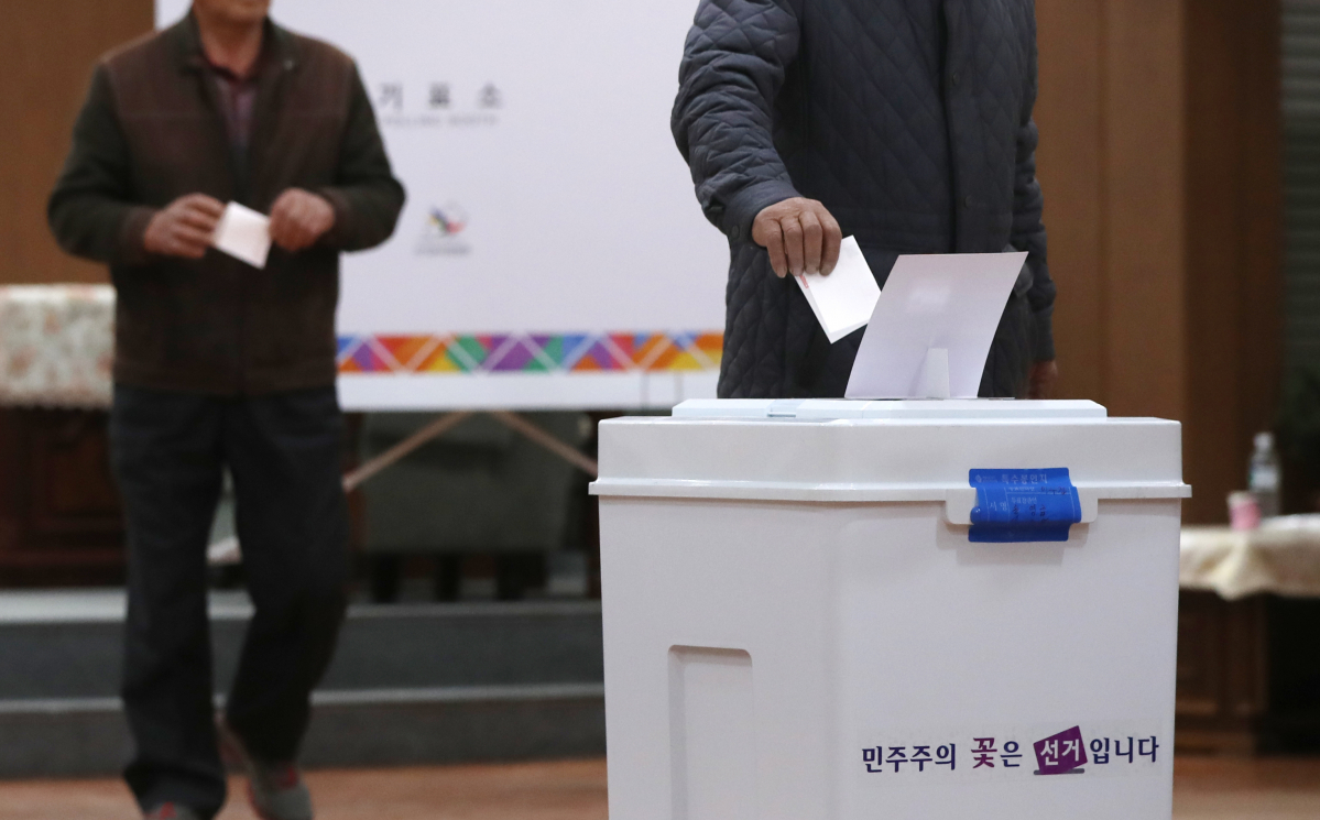 ▲제2회 전국동시조합장선거가 열린 13일 오전 울산시 남구 중앙농협 본점에 마련된 투표소에서 조합원들이 투표하고 있다. (연합뉴스)