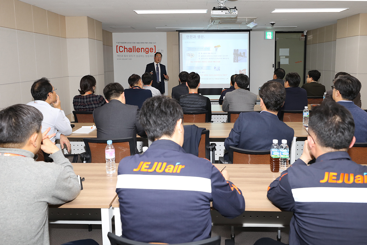 ▲13일 오후 강서구 항공지원센터에서 열린 ‘안전경영과 안전문화’ 강의에서 제주항공 이석주 대표이사를 비롯한 임원들이 강의를 듣고 있다. (사진제공=제주항공)