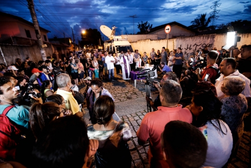 ▲브라질 상파울로 인근 수자누시의 한 공립학교에서 13일(현지시간) 총기 난사 사건이 일어나고 나서 희생자 가족과 친구들이 거리에 모여 애도하고 있다. 수자누/EPA연합뉴스
