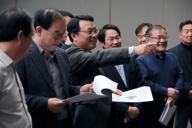 ▲유병규 HDC부사장이 지난 2월에 열린 ‘HDC그룹 사장단 워크숍’에 참석해 계열사 대표들과 HDC그룹 발전방향에 대한 의견을 나누고 있다(사진=HDC현대산업개발)