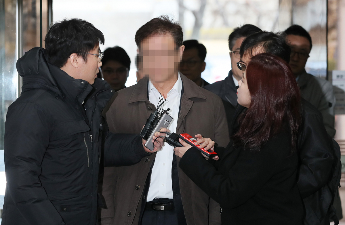 ▲증거인멸 혐의를 받는 가습기 살균제 제조업체 SK케미칼(현 SK디스커버리) 임직원들이 14일 오전 서울 서초구 서울중앙지방법원에서 열린 영장실질심사에 출석하며 취재진의 질문에 답하지 않고 있다.(연합뉴스)