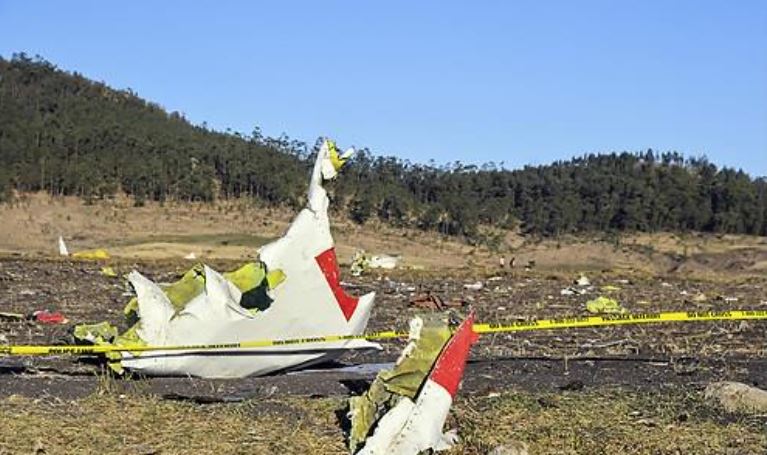 ▲에티오피아서 추락한 보잉 B737-맥스의 잔해 