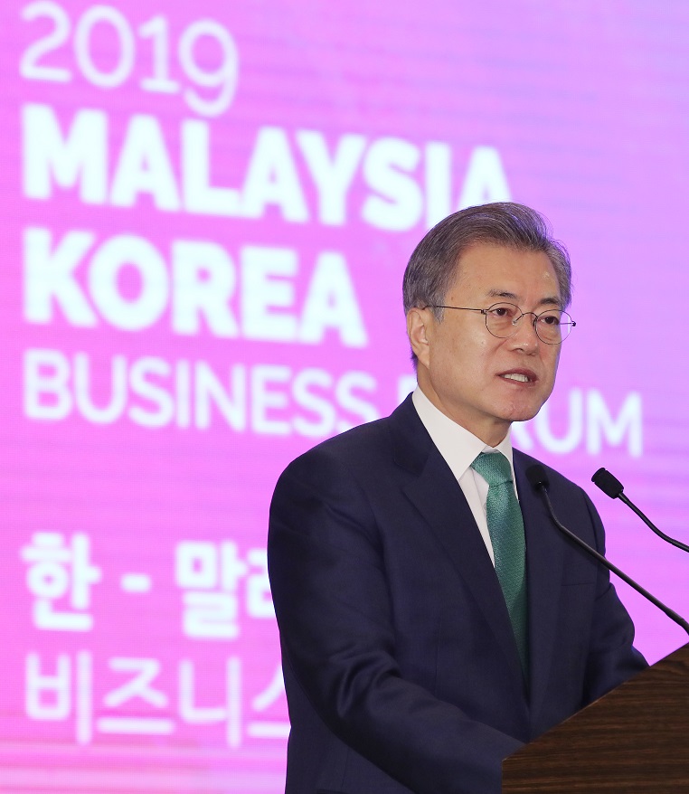 ▲문재인 대통령이 14일 오전(현지시간) 말레이시아 쿠알라룸푸르 만다린 오리엔탈 호텔에서 열린 한·말레이시아 비즈니스 포럼에서 기조연설을 하고 있다.(쿠알라룸푸르/연합뉴스)