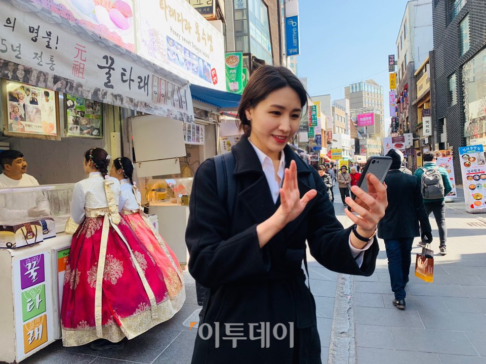 ▲외국 친구에게 한국 문화를 알려주기 위해 인사동 쌈지길에서 영상채팅을 진행했지만, 외국인 친구들은 한국 음식이나 전통 한복에 대해 크게 관심이 없었다. 나이와 직업을 물어보고 신상정보에 관한 질문들을 던졌다. (나경연 기자 contest@)