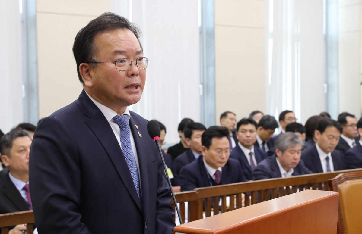 ▲김부겸 행정안전부 장관이 14일 오전 열린 국회 행정안전위 전체회의에서 업무보고하고 있다. (사진=연합뉴스)