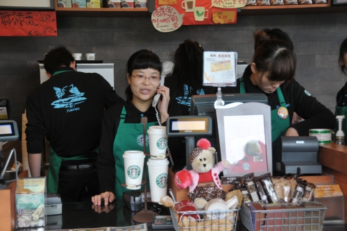 ▲세계 최대 커피 체인망 스타벅스가 중국 시장에서 ‘총알’ 배달 서비스에 나섰다. 신화/뉴시스
