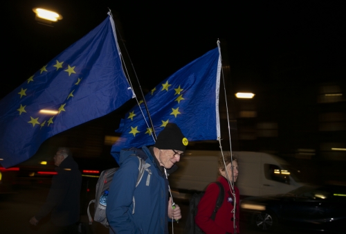 ▲13일(현지시간) 브렉시트를 반대하는 시위대가 유럽연합(EU) 국기를 들고 영국 런던에 있는 국회의사당 앞을 지나가고 있다. 런던/신화뉴시스