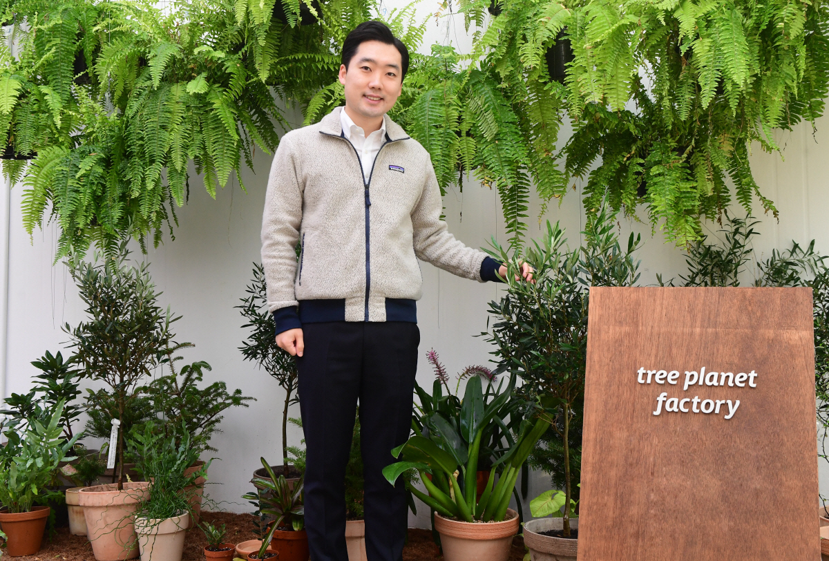 ▲김형수 트리플래닛 대표가 지난달 서울 성동구 트리플래닛 팩토리에서 이투데이와 인터뷰에 앞서 포즈를 취하고 있다. 고이란 기자 photoeran@