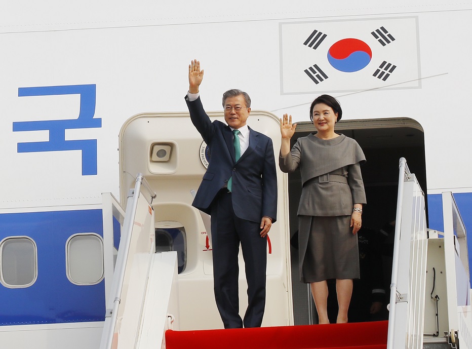 ▲아세안 3개국 순방 중인 문재인 대통령과 부인 김정숙 여사가 14일 오후 마지막 순방지인 캄보디아 프놈펜 국제공항에 도착, 환영객들에게 손을 들어 인사하고 있다(프놈펜/연합뉴스)