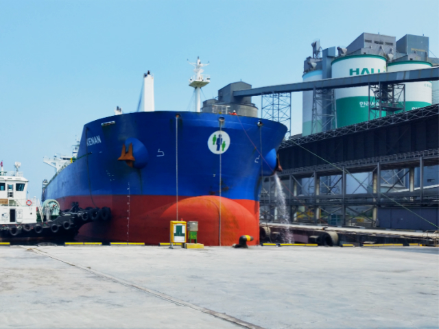 ▲옥계항에 접안한 한라시멘트 수출 선박과 클링커 선적 모습.(사진제공=한라시멘트)