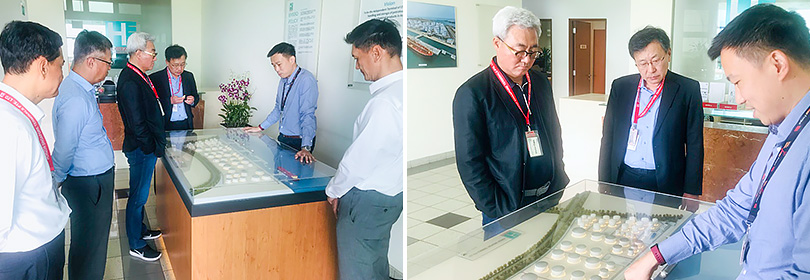 ▲SK이노베이션 김준 총괄사장(오른쪽 사진의 좌측 첫 번째)과 SK트레이딩인터내셔널 서석원사장 (오른쪽 사진의 좌측에서 두 번째)이 설명을 듣고 있다.(사진 제공=SK이노베이션)