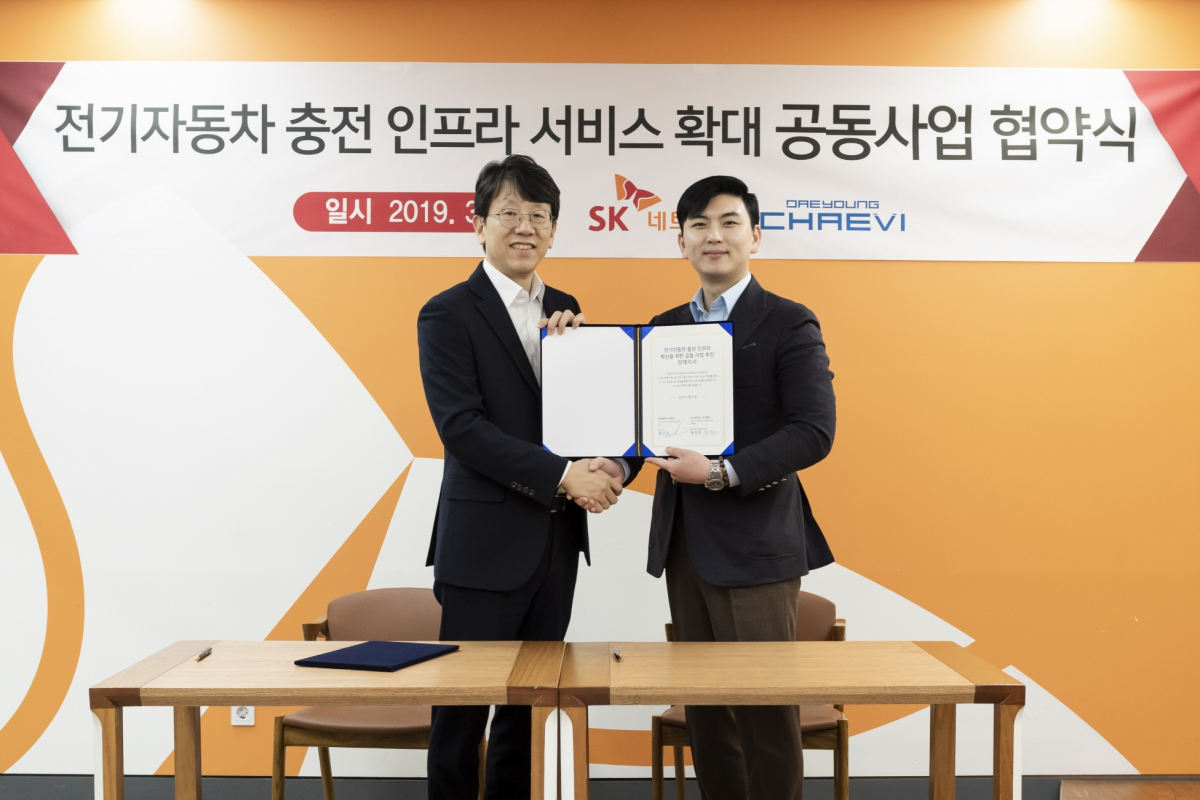 ▲윤민호(왼쪽) SK네트웍스 Mobility사업개발실장과 정민교(오른쪽) 대영채비 대표.(사진 제공=SK네트웍스)