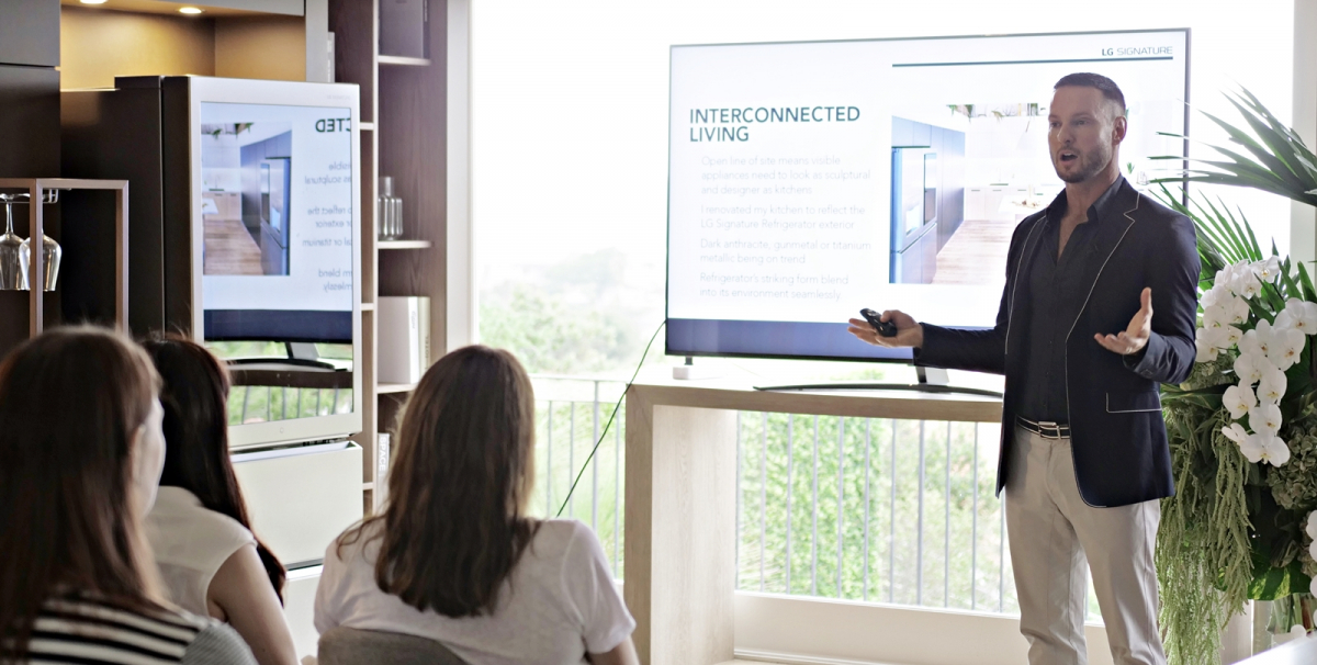 ▲LG전자가 15일 호주 시드니 근교에 마련한 ‘LG 홈(LG Home)’에서 호주 출신의 유명 인테리어 디자이너인 다렌 파머(Darren Palmer)가 LG 시그니처 디자인 마스터클래스를 진행했다. 다렌 파머는 강연에서 ▲올해의 인테리어 디자인 트렌드 ▲프리미엄 공간을 완성하는 LG 시그니처 ▲인테리어와 가전제품의 조화 등에 대해 소개했고 LG 시그니처에 대해 “최고의 기술과 디자인을 적용해 고객의 일상을 업그레이드한다”며 “흠잡을 데 없는 혁신적인 제품”이라고 평가했다.(사진제공=LG전자)
