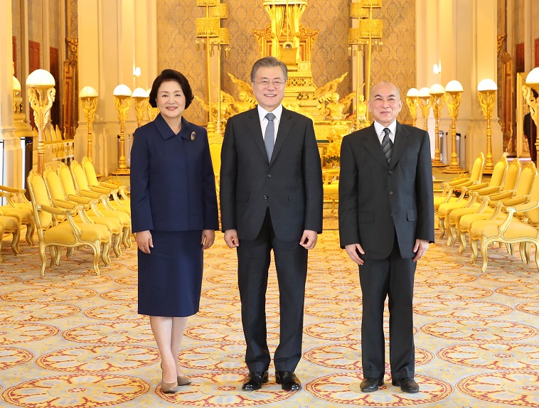 ▲캄보디아를 국빈 방문 중인 문재인 대통령과 부인 김정숙 여사가 15일 오전(현지시간) 프놈펜 왕궁 광장에서 노로돔 시하모니 국왕과 환담을 끝낸 후 기념촬영 하고 있다.(프놈펜/연합뉴스)