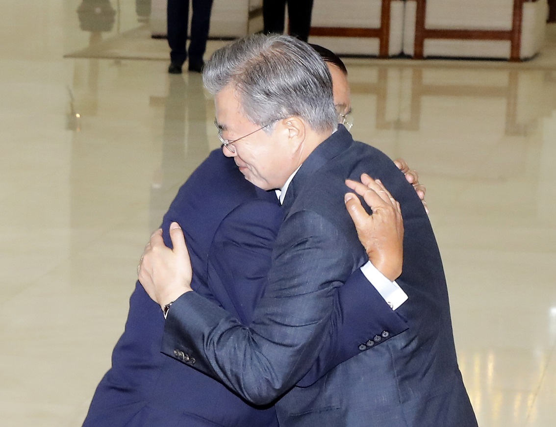 ▲캄보디아를 국빈 방문 중인 문재인 대통령이 15일 오전(현지시간) 총리 집무실인 프놈펜 평화궁에서 마중 나온 훈센 총리와 포옹하고 있다.(프놈펜/연합뉴스)