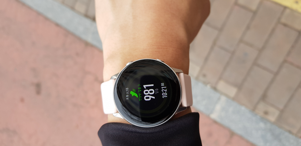 ▲걷기를 자동으로 기록해주는 갤럭시워치 액티브.(송영록 기자 syr@)