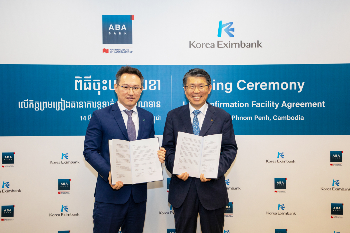 ▲은성수 수출입은행장이 14일 오후(현지 시간) 캄보디아 프놈펜 에이비에이(ABA) 은행 본점에서 아스캇 아지카노브(Askhat Azhikhanov) 은행장을 만나 계약을 체결한 후 기념촬영을 하고 있다.(사진제공=한국수출입은행)