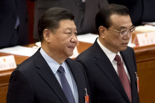 ▲시진핑(왼쪽) 중국 국가주석과 리커창 총리가 15일(현지시간) 베이징 인민대회당에서 열린 전국인민대표대회(전인대) 폐막식에 참석하고 있다. 베이징/AP연합뉴스 
