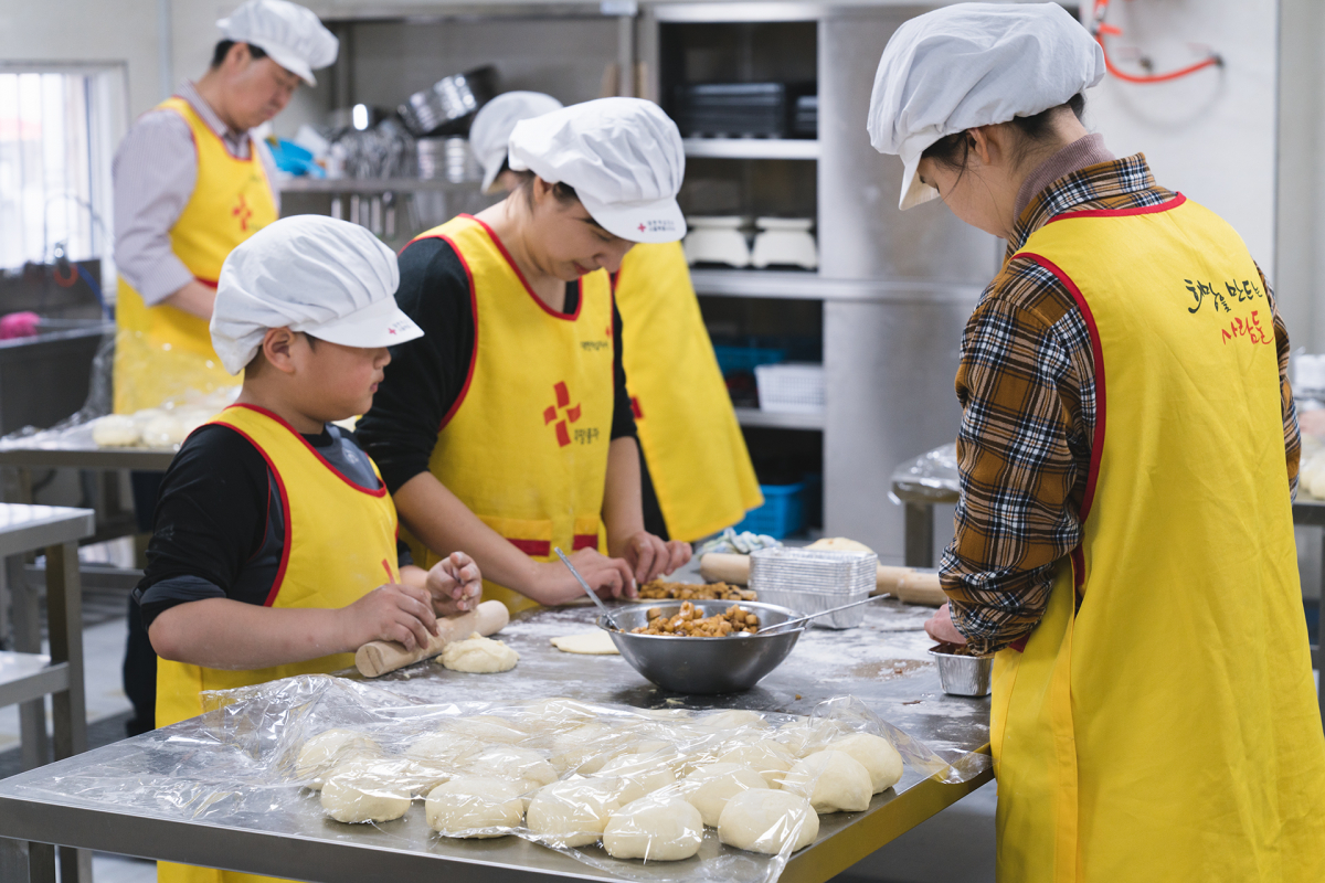 ▲지난 14일 서울 강동구 대한적십자사에서 현대백화점 임직원들이 빵 만들기 봉사활동을 진행하고 있다. 이들은 수제빵 200인분을 제작해 인근 장애인작업재활시설 성모보호작업장에 전달했다.(사진제공=현대백화점)