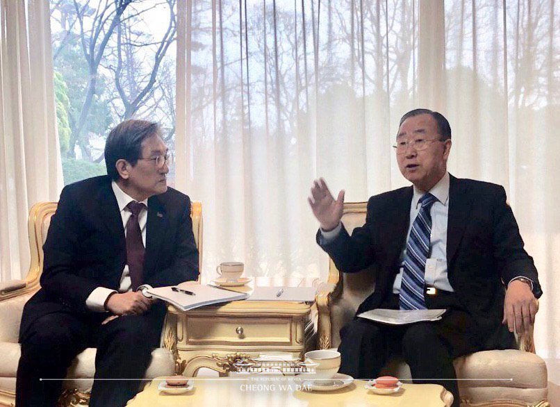 ▲노영민 대통령 비서실장과 반기문 전 유엔 사무총장이 16일 오전 서울 시내 모처에서 만나 미세먼지 범사회적 기구 구성에 관해 대화를 나누고 있다.(사진제공=청와대)