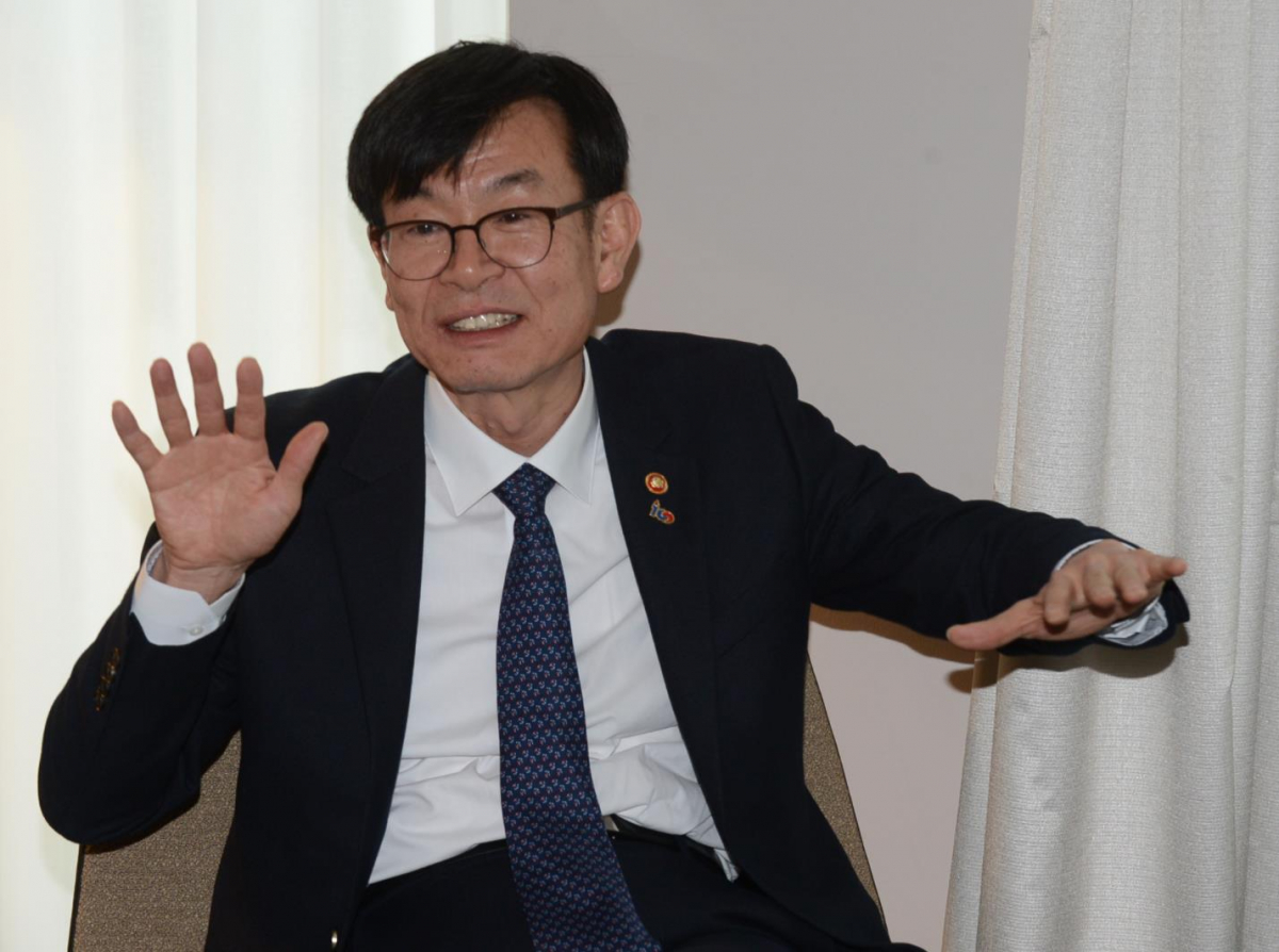 ▲김상조 공정거래위원장이 14일(현지시간) 독일 베를린에서 기자 간담회를 열어 발언하고 있다.(연합뉴스)