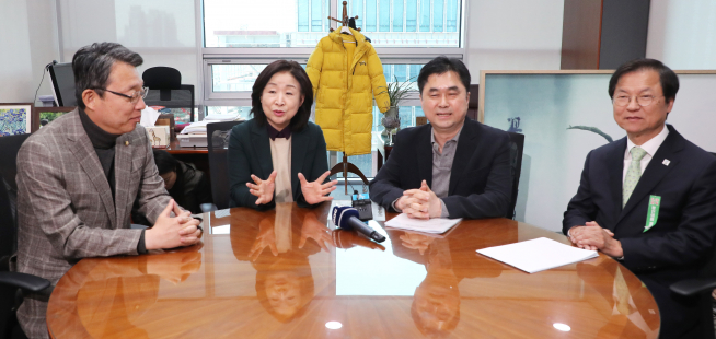 ▲바른미래당 김성식(왼쪽부터), 정의당 심상정 위원장, 더불어민주당 김종민, 민주평화당 천정배 간사가 17일 오후 여야 4당 정치개혁특별위원회 회의를 하기 위해 회동하고 있다.(연합뉴스)