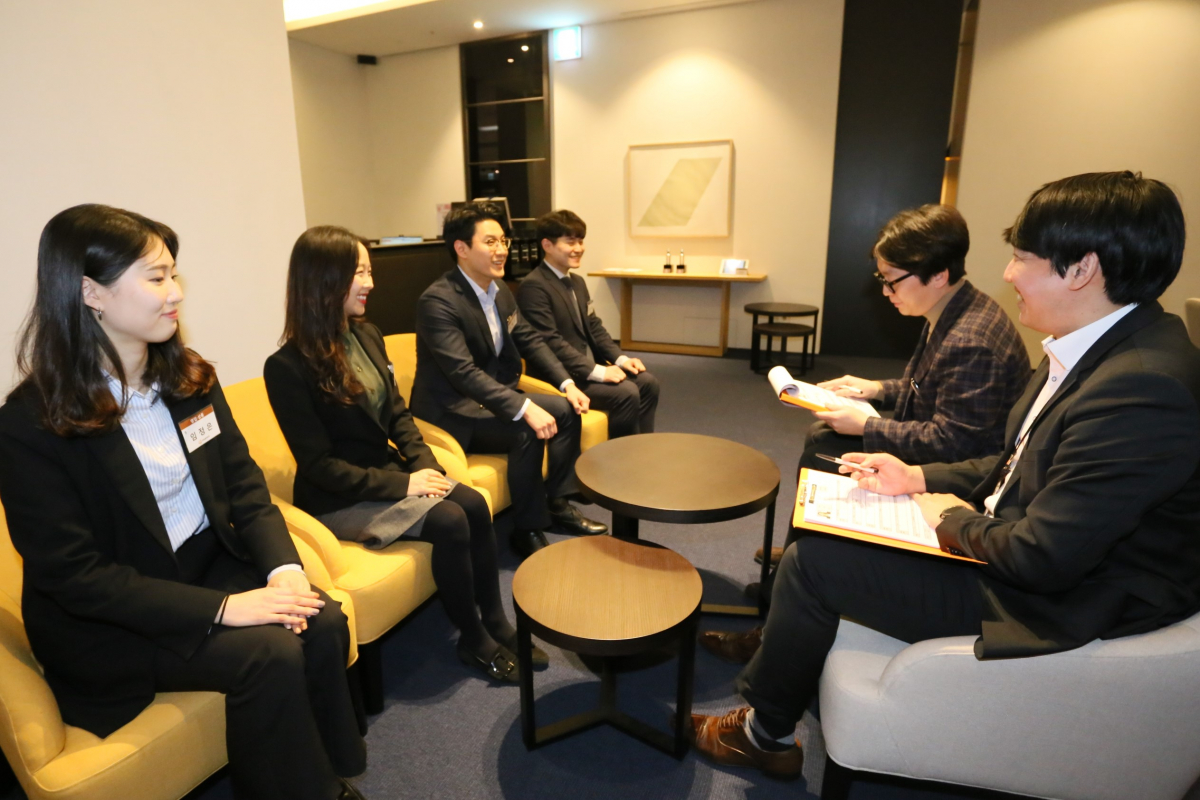 ▲지난 2018년 동계 인턴사원 채용 실무 면접과정은 이색적이고 캐주얼한 분위기를 연출하기 위해 면세점 고객 VIP룸에서 진행했다.(한화갤러리아 제공)