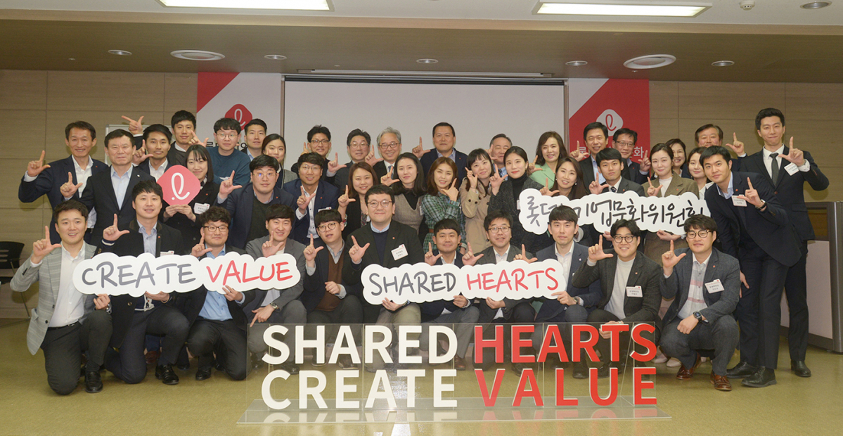 ▲롯데지주 황각규 대표이사를 비롯한 롯데 기업문화위원회 내·외부위원들이 14일, 롯데백화점 광복점에서 부산 현장 직원들과  간담회를 갖고 기념사진을 촬영하고 있다.(롯데 제공)